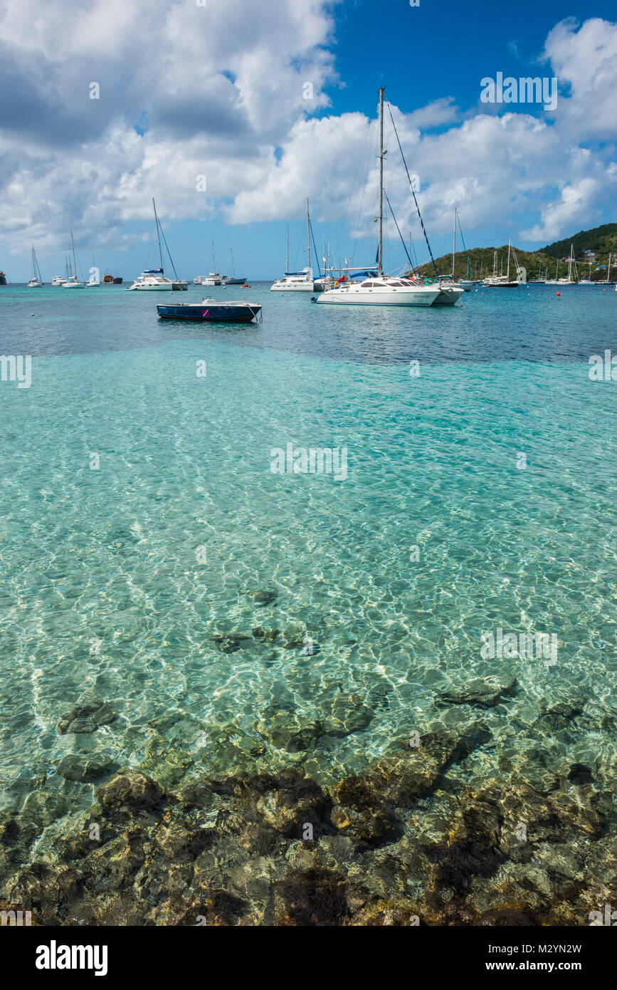 L'ancrage des bateaux à voile à Port Elizabeth, Admirality bay, Bequia, St Vincent et les Grenadines, Caraïbes Banque D'Images