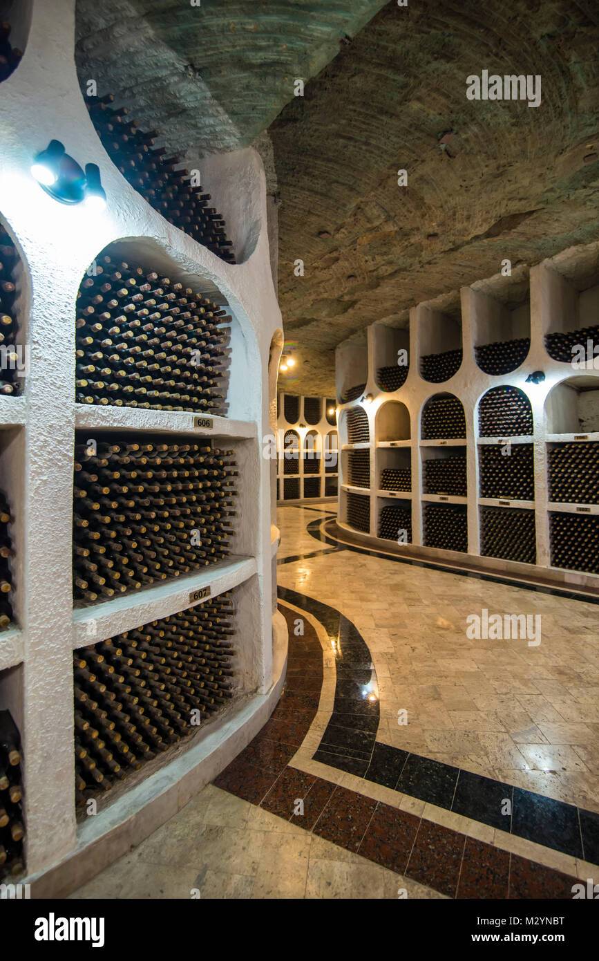 Sélection de vins du passé dans le salon de dégustation de vin dans les caves de Cricova l'un des plus grands vignobles du monde, la Moldova, l'Europe de l'Est Banque D'Images
