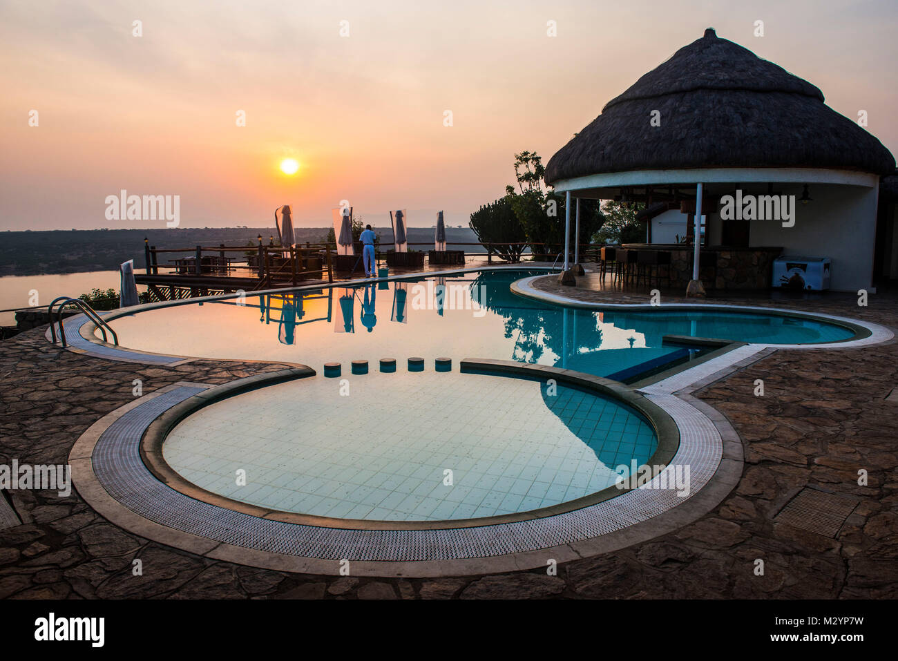 Piscine au-dessus du canal de Kazinga qui relie le lac George et le lac Édouard au coucher du soleil, Parc national Queen Elizabeth, en Ouganda Banque D'Images