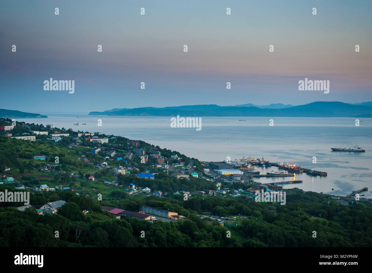 La baie d'Avacha près de Petropavlovsk-kamtchatski au coucher du soleil, le Kamchatka, Russie Banque D'Images