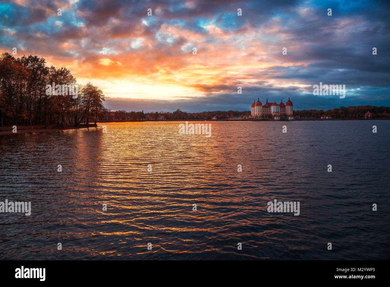 Coucher du soleil au cours de l'automne à l'Moritzburg près de Dresde Banque D'Images