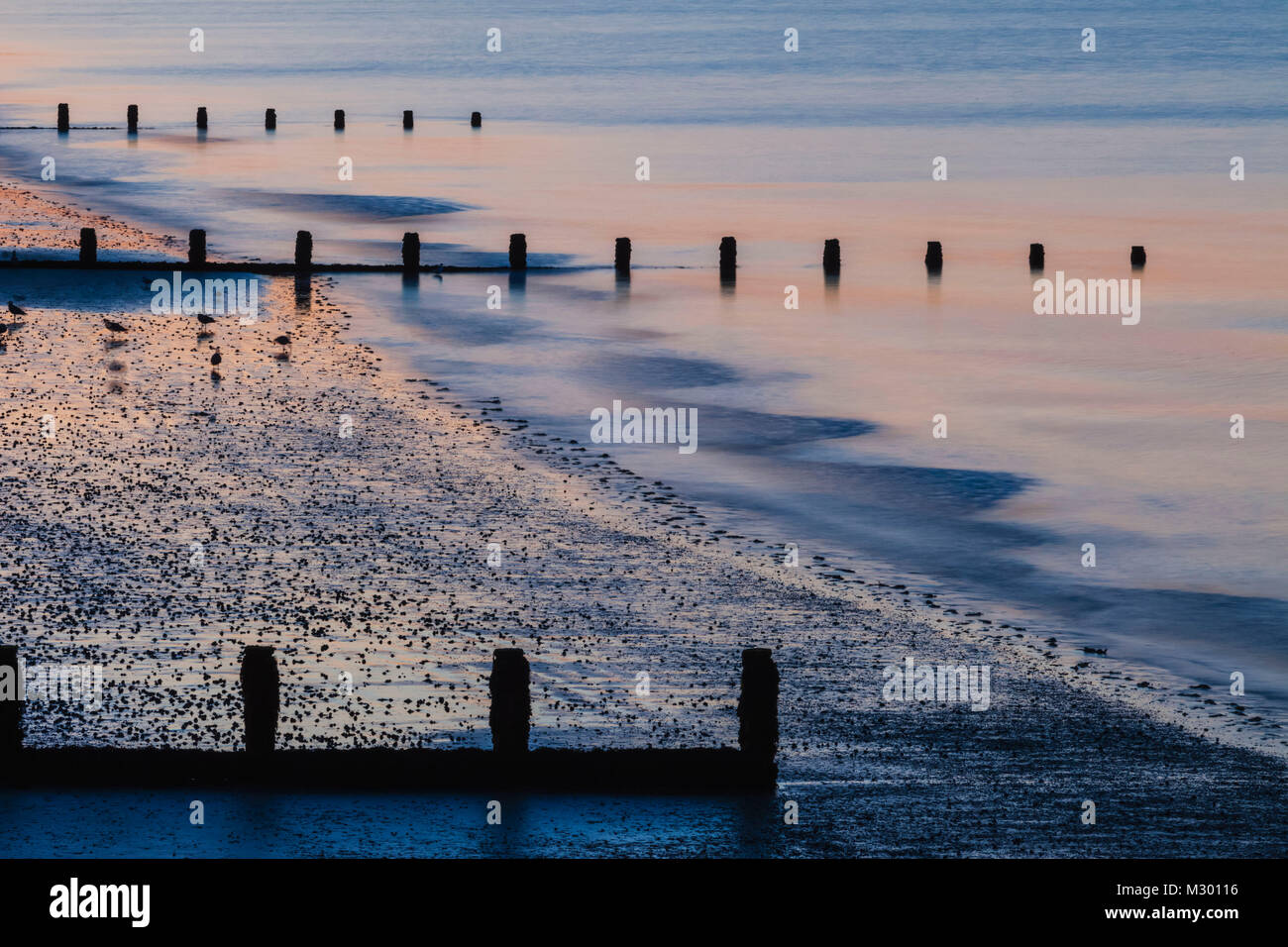L'Angleterre, West Sussex, Bognor Regis, le lever du soleil sur la plage de Bognor Regis Banque D'Images