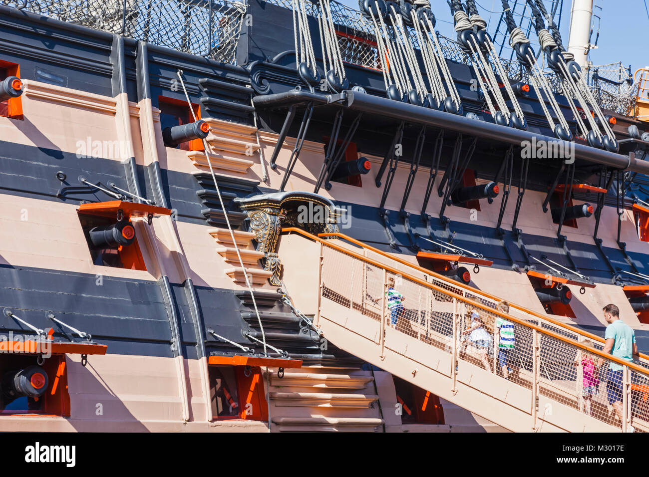 L'Angleterre, dans le Hampshire, Portsmouth, Portsmouth Historic Dockyard, l'embarquement des touristes HMS Victory Banque D'Images