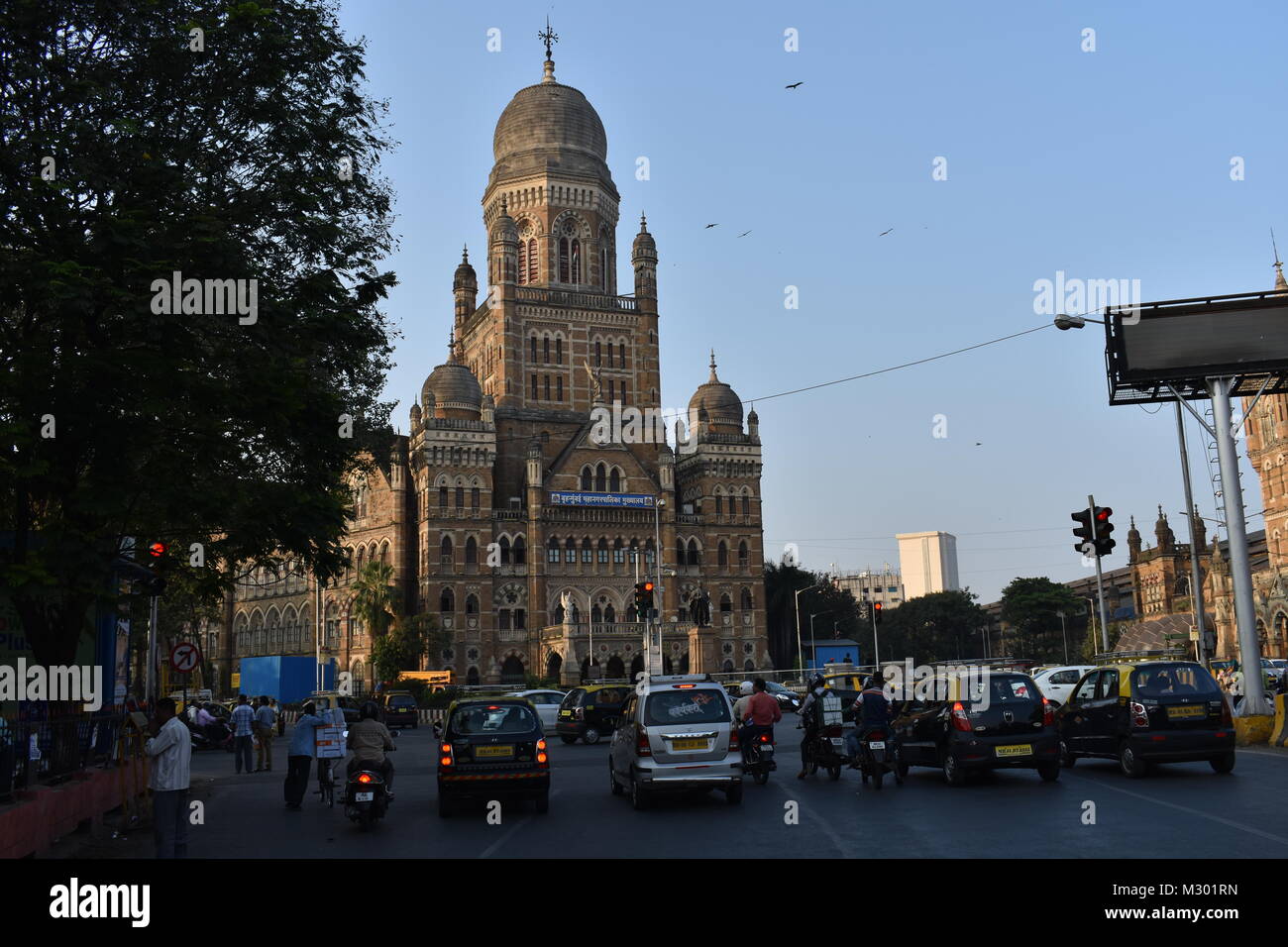 Le trafic lourd en face de Mumbai corporation municipale. Banque D'Images