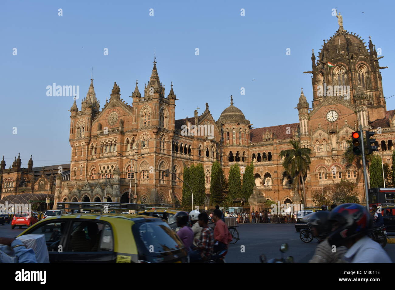 Trafic très lourd en face de la gare de Mumbai. Banque D'Images