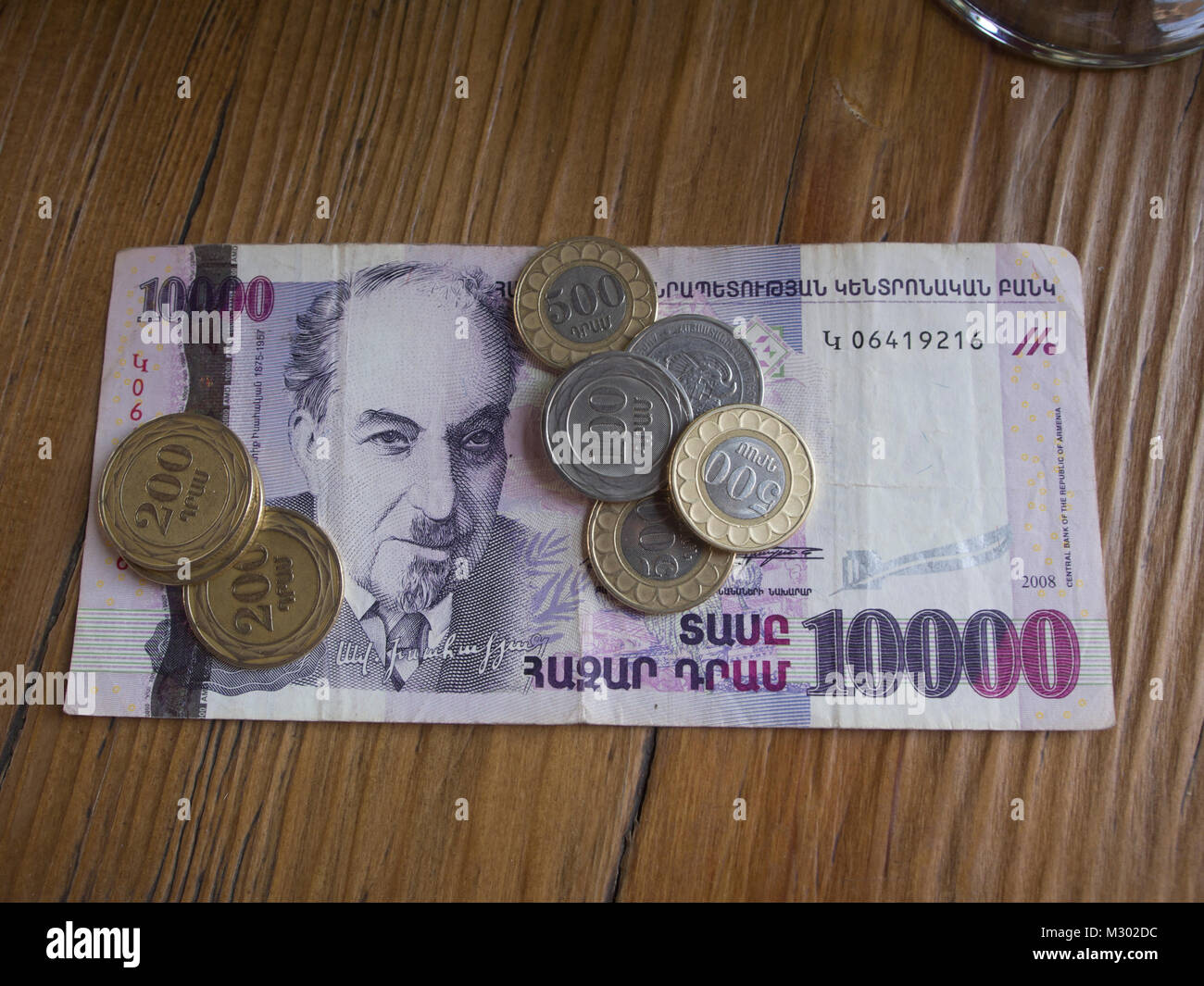 Monnaie arménienne, dram, 10000 euros et des pièces sur une table de restaurant à Erevan Banque D'Images