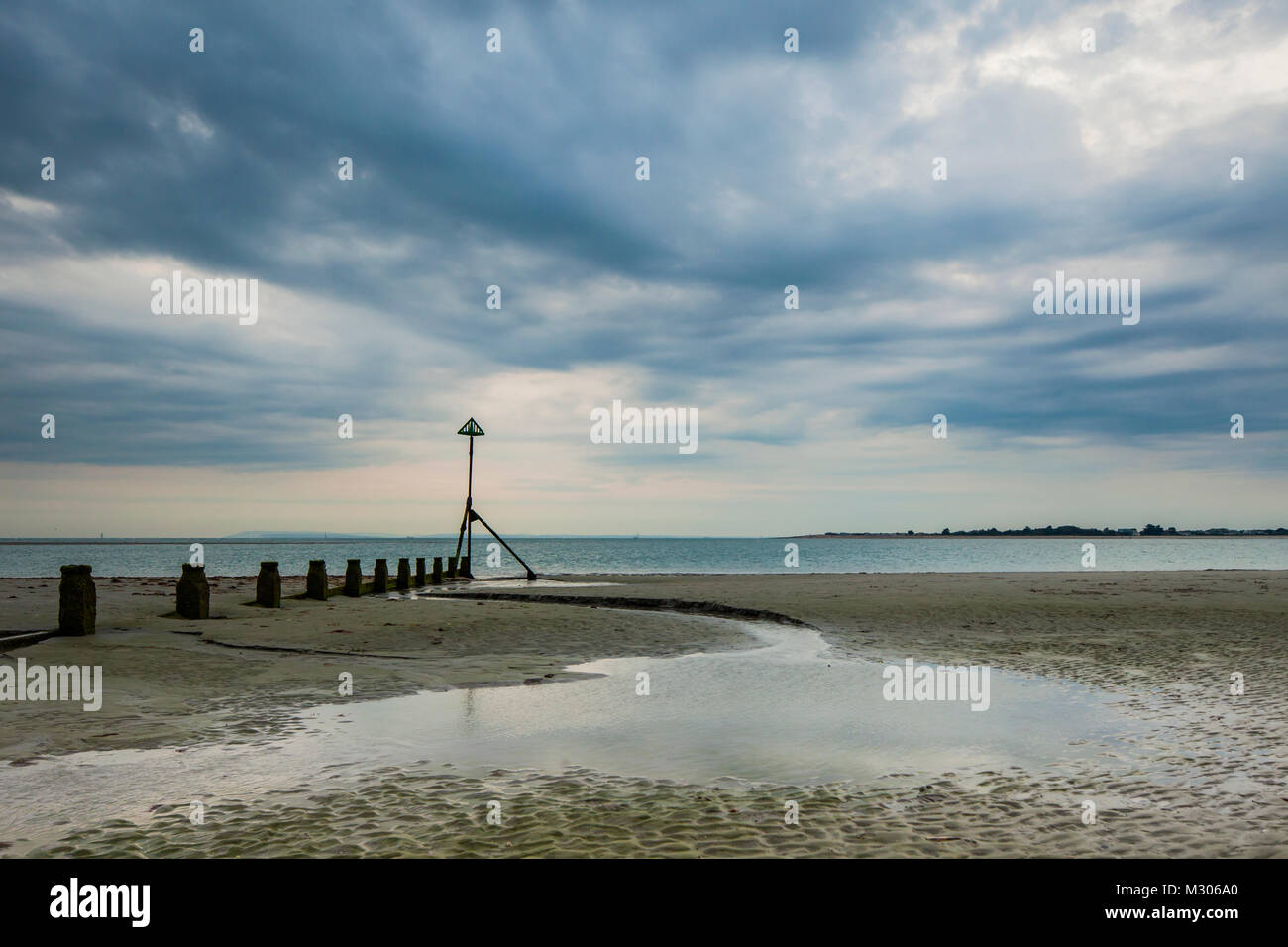 Ciel d'orage sur West Wittering, West Sussex, Angleterre. Banque D'Images