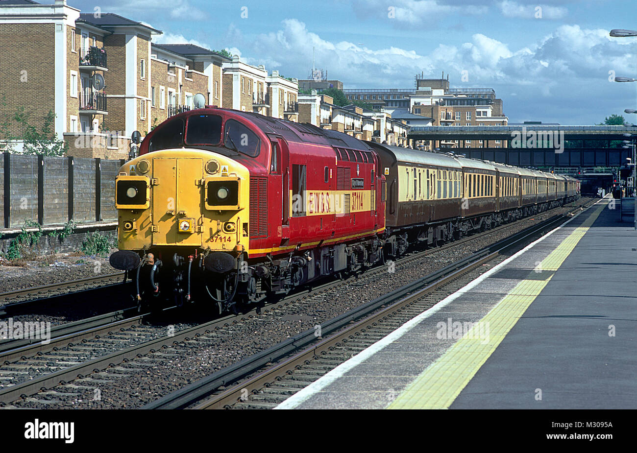 Un certain nombre de locomotives diesel de la classe 37 37114 se trouve dans le centre, à Kensington Olympia avec un Venice Simplon Orient Express travaillant sur le 18 juin 2002. Banque D'Images