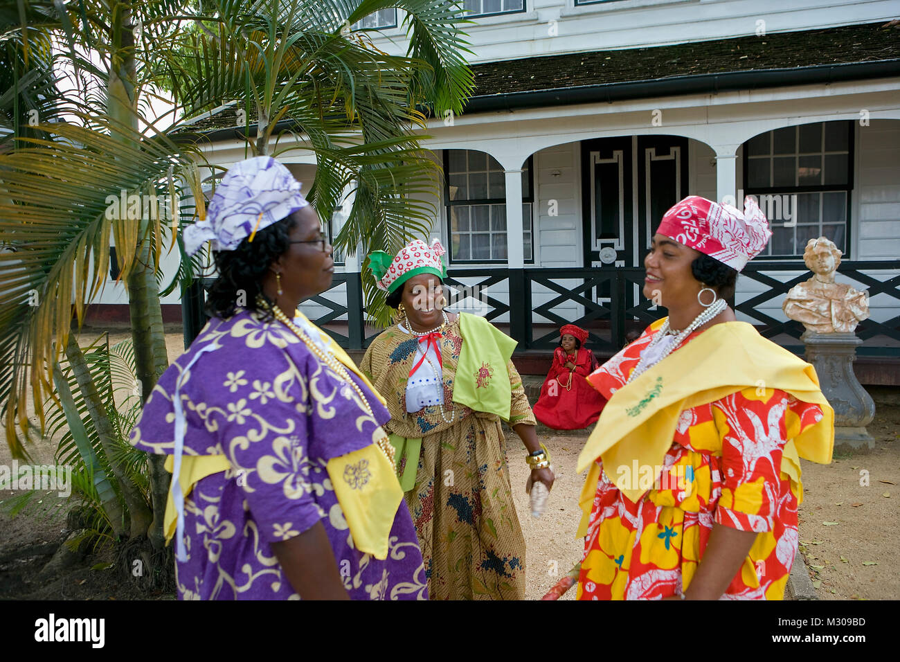 Le Suriname, Paramaribo. Femmes créoles dans Kotomisi robe, le costume  créole national. Centre-ville historique. L'Unesco, site du patrimoine  mondial Photo Stock - Alamy
