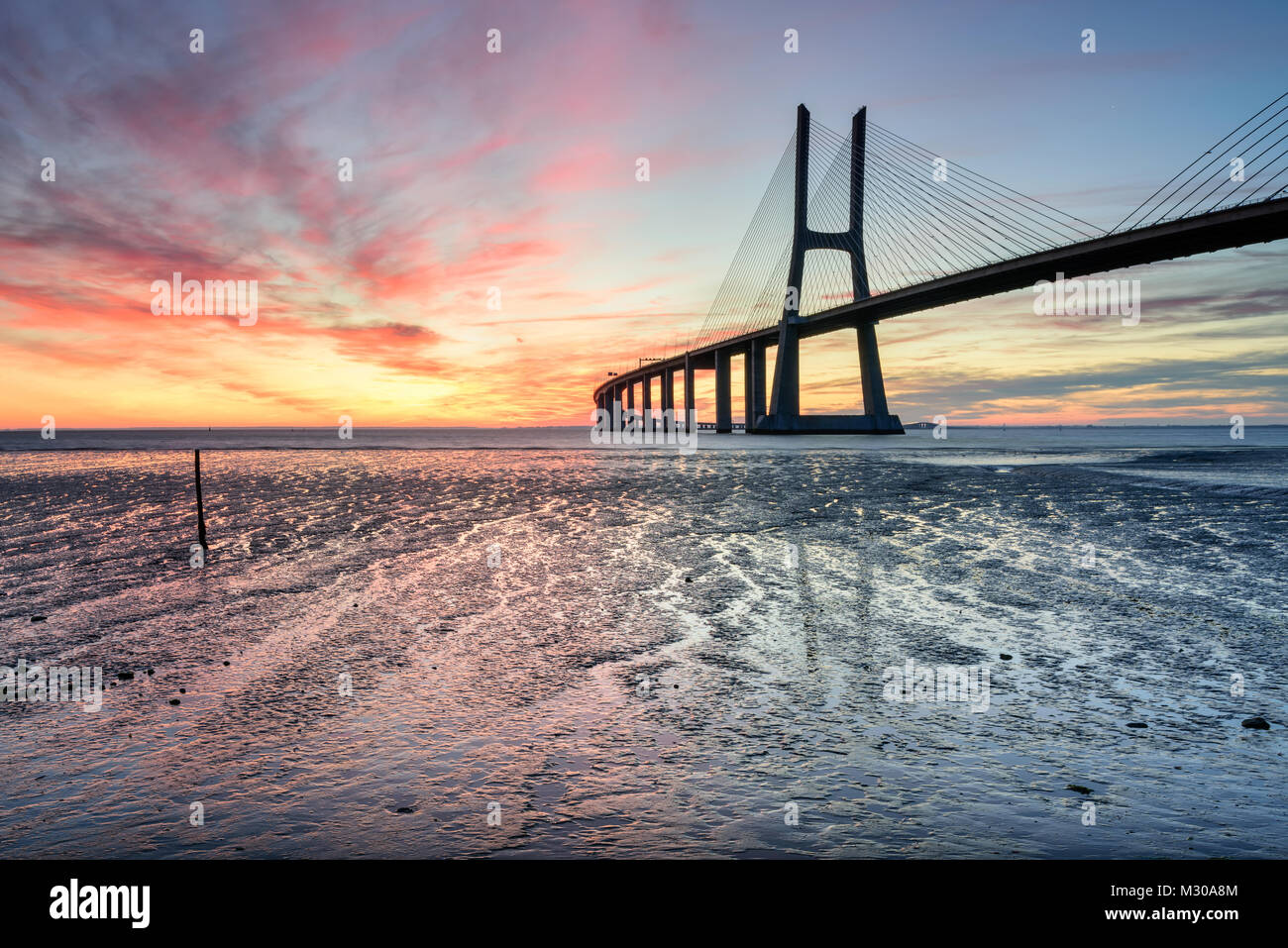 Pont Vasco da Gama paysage au lever du soleil. L'un des plus longs ponts du monde. Lisbonne est une destination touristique extraordinaire parce que sa lumière, ses mo Banque D'Images