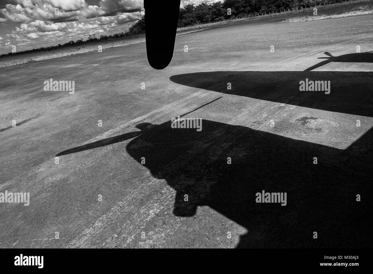 L'ombre d'un moteur à hélice d'un Douglas DC-3 est vu sur la piste à l'aéroport de Barranco Minas, en Colombie. Banque D'Images