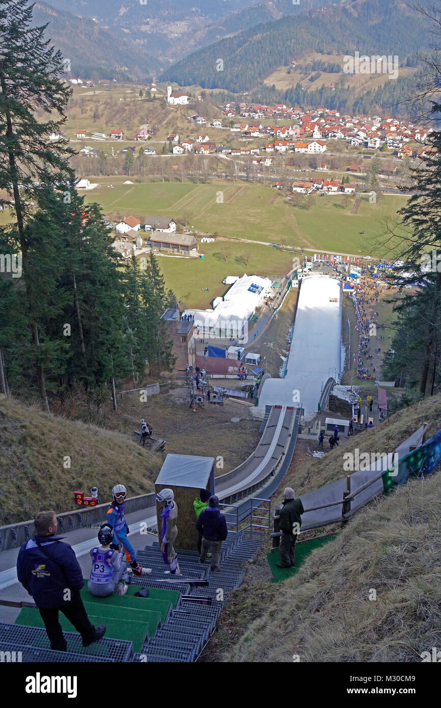 Précurseurs se préparer à sauter avant le début du championnat du monde pour les femmes sur le point de départ du saut à Ski Hill, Ljubno. La Slovénie. 27 janv. Banque D'Images