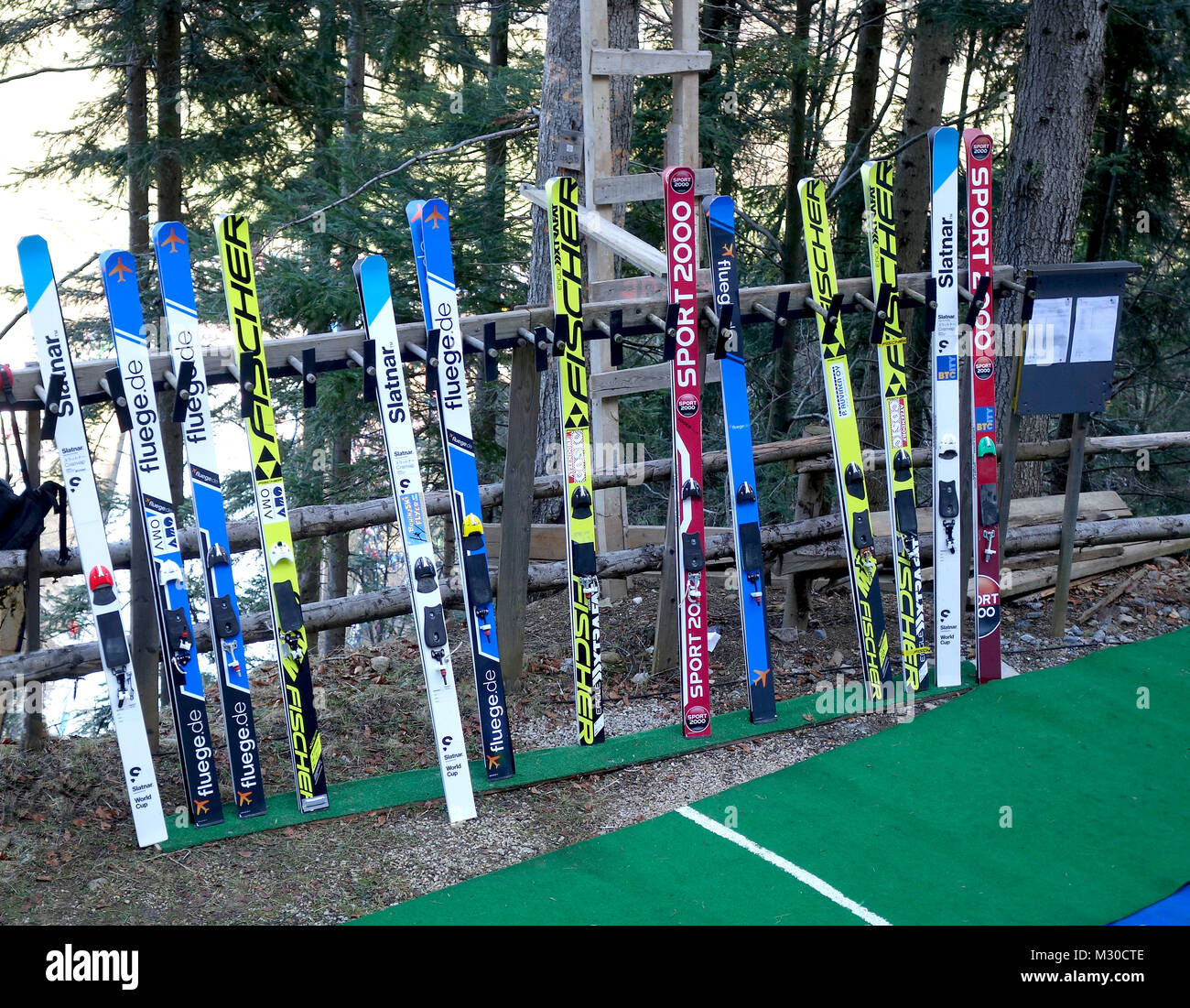 Collection de skis pour sauter sur le haut de la colline de saut à ski, Ljubno ob Savinji. La Slovénie. Banque D'Images