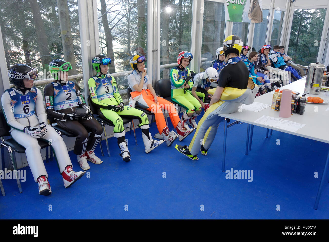 Mesdames attendre le début de championnat du monde de saut à ski pour les femmes. Cabine sur le haut de la colline de saut à ski, la Slovénie Ljubno. 27 janvier 2018 Banque D'Images