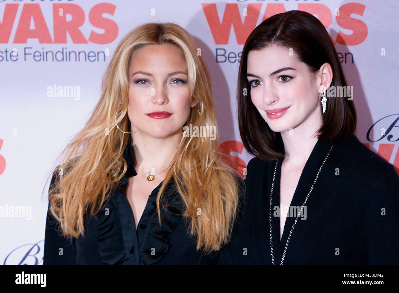 Kate Hudson et Anne Hathaway beim Fotocall zu Bride Wars - Beste Freundinnen im Berliner Regent Hotel Salon Gonthard '' Banque D'Images