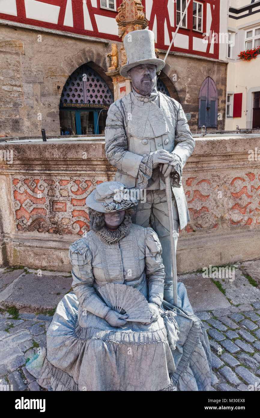 Allemagne, Bavière, Route Romantique, Rothenburg ob der Tauber, statues humaines de la rue dans la place du marché Banque D'Images