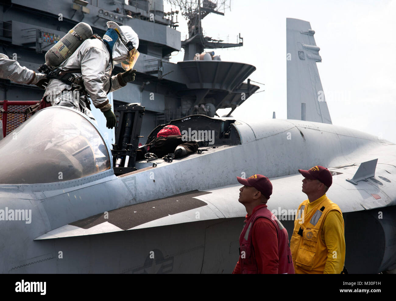 Une victime simulée à partir du poste de pilotage d'une F A-18 strike fighter par # PACOM Banque D'Images