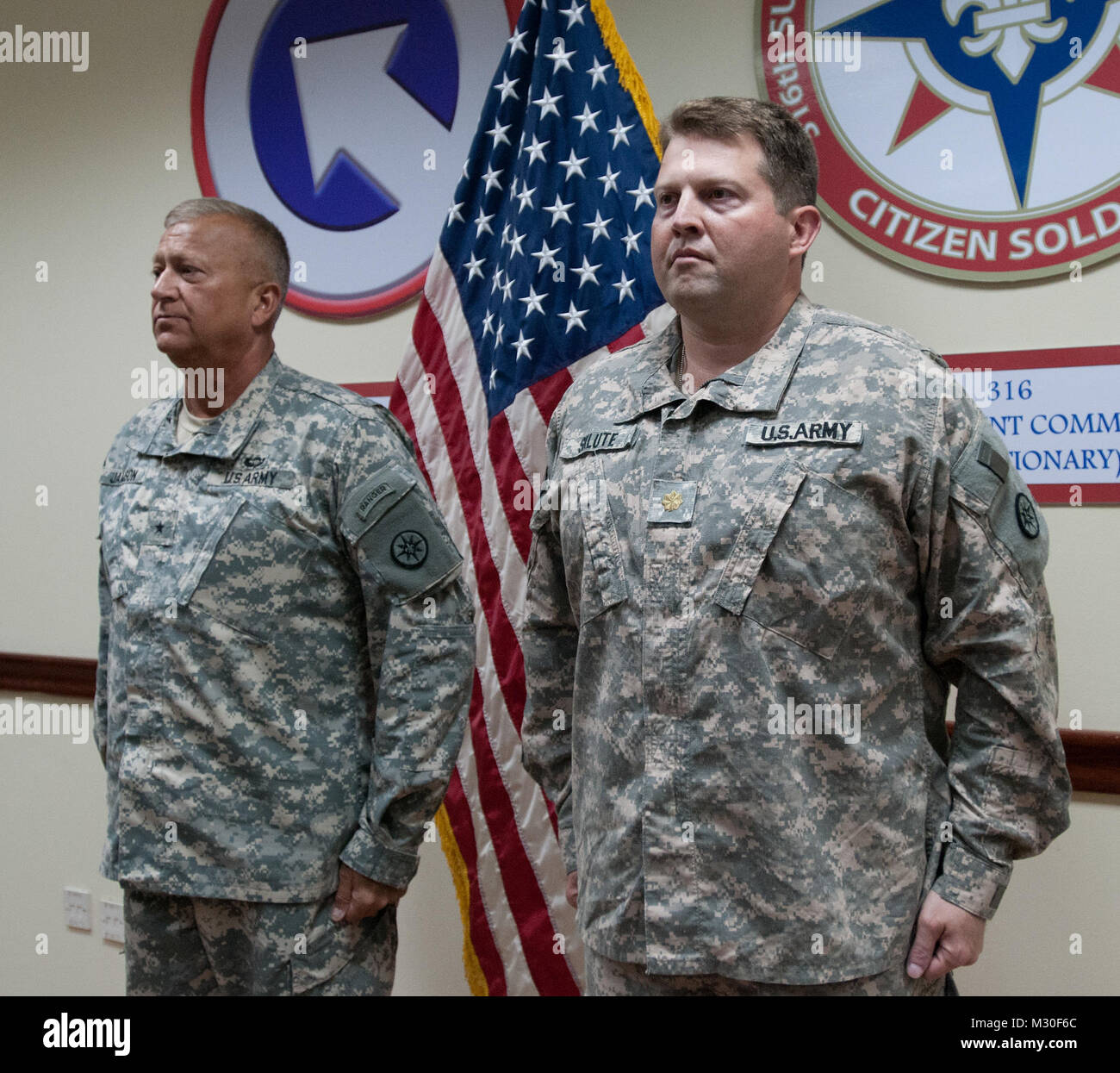 Le major Jason Sklute, un résident de Blackstone, en Virginie et membre du 316e commandement expéditionnaire (Soutien) est fixée avec le grade de lieutenant-colonel par le brig. Le général Bud R. Jameson Jr., un résident de Sherwood, arche. et le général commandant de la 316e ESC, lors d'une cérémonie de promotion au Camp Arifjan, au Koweït, 3 octobre. Le major Jason Sklute est promu au grade de lieutenant-colonel en 316E ESC Banque D'Images