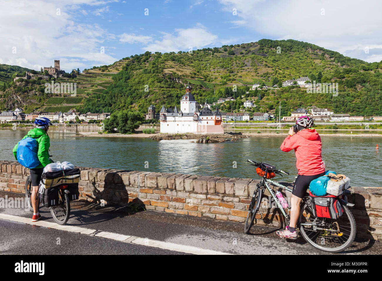 Allemagne, Rhénanie-Palatinat, vallée du Rhin, Rhin, les cyclistes à faire des photos de Kaub Château Banque D'Images