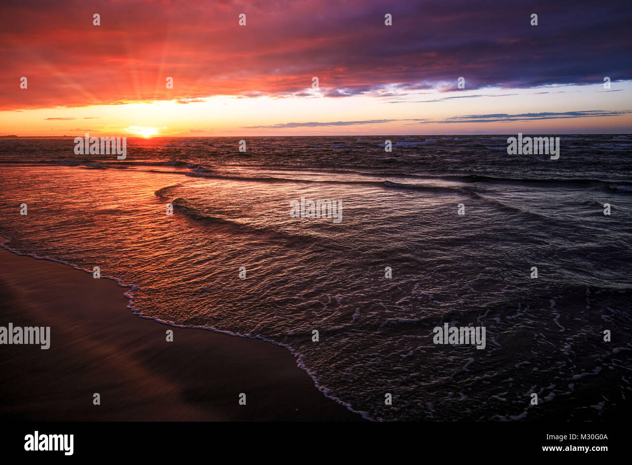 La plage à Hirtshals, Danemark au coucher du soleil Banque D'Images