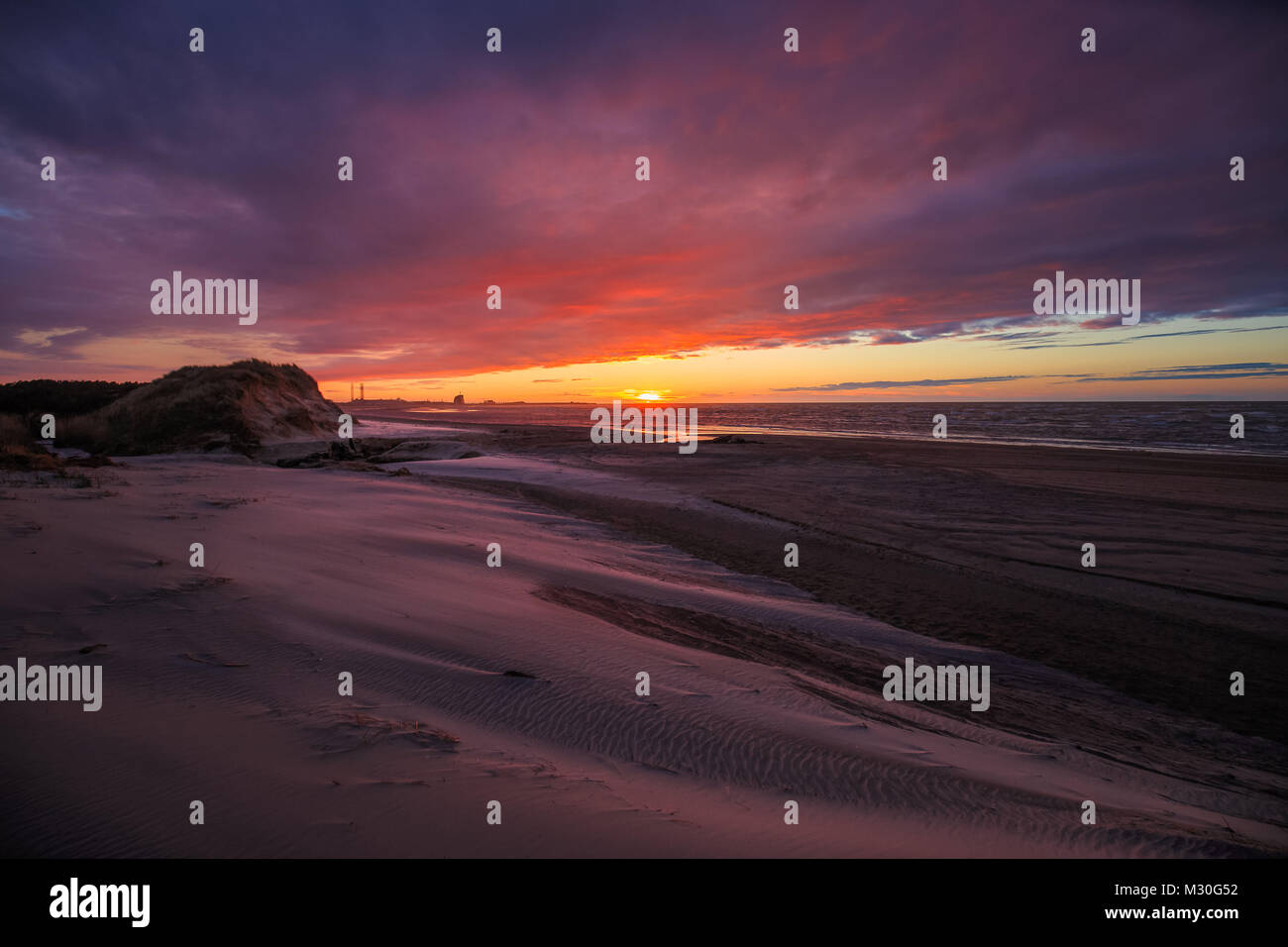 La plage à Hirtshals, Danemark au coucher du soleil Banque D'Images