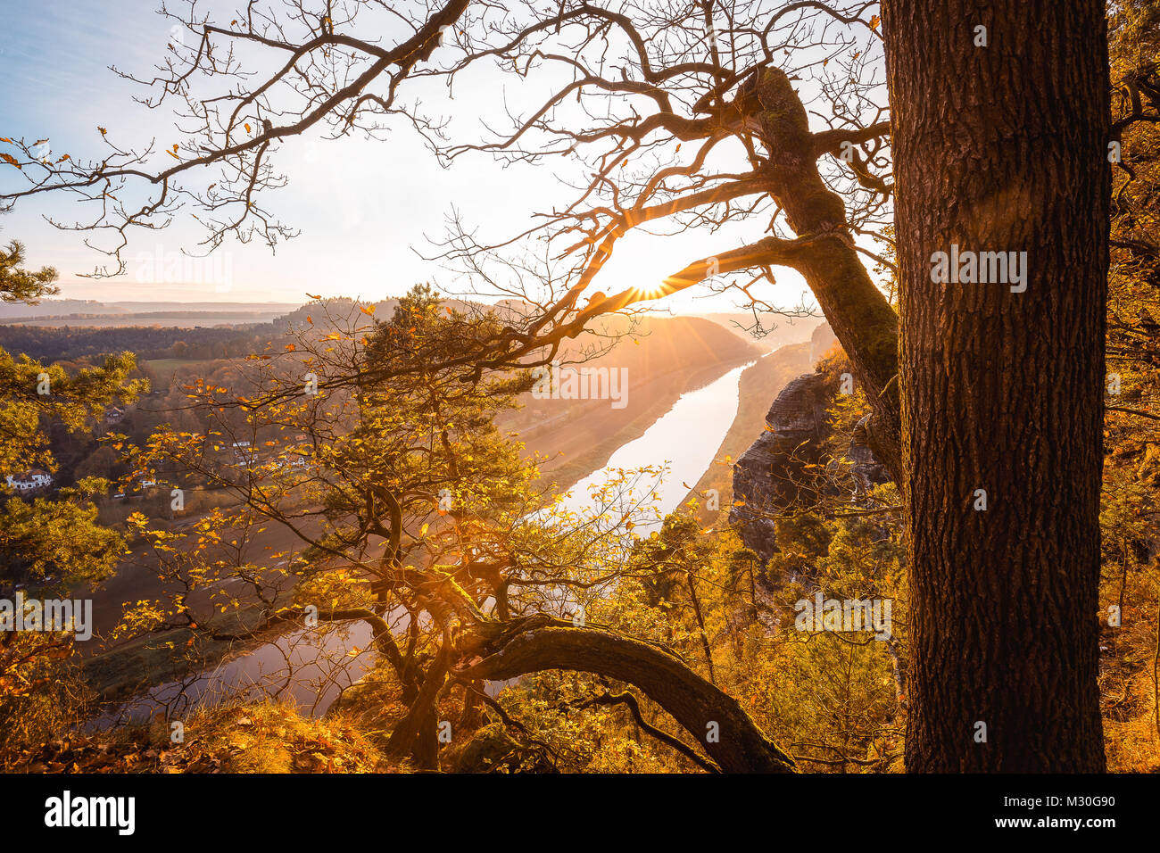 Coucher du soleil au grès de l'Elbe, près de Rathen et pont de la bastei Banque D'Images