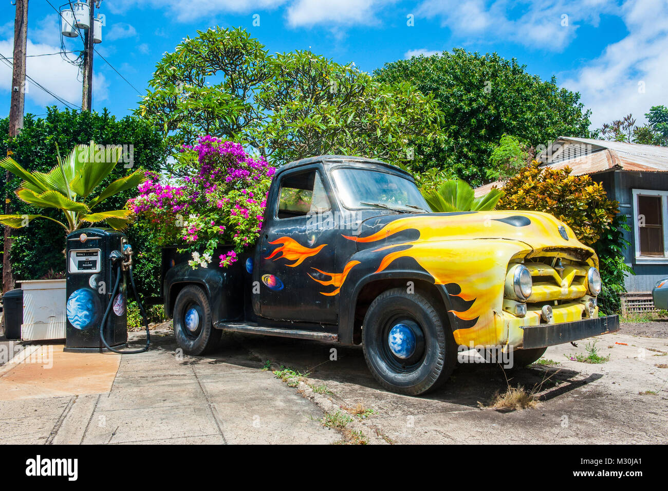 Bouquets dans un vieux camion, Hanapepe, Kauai, Hawaii Banque D'Images