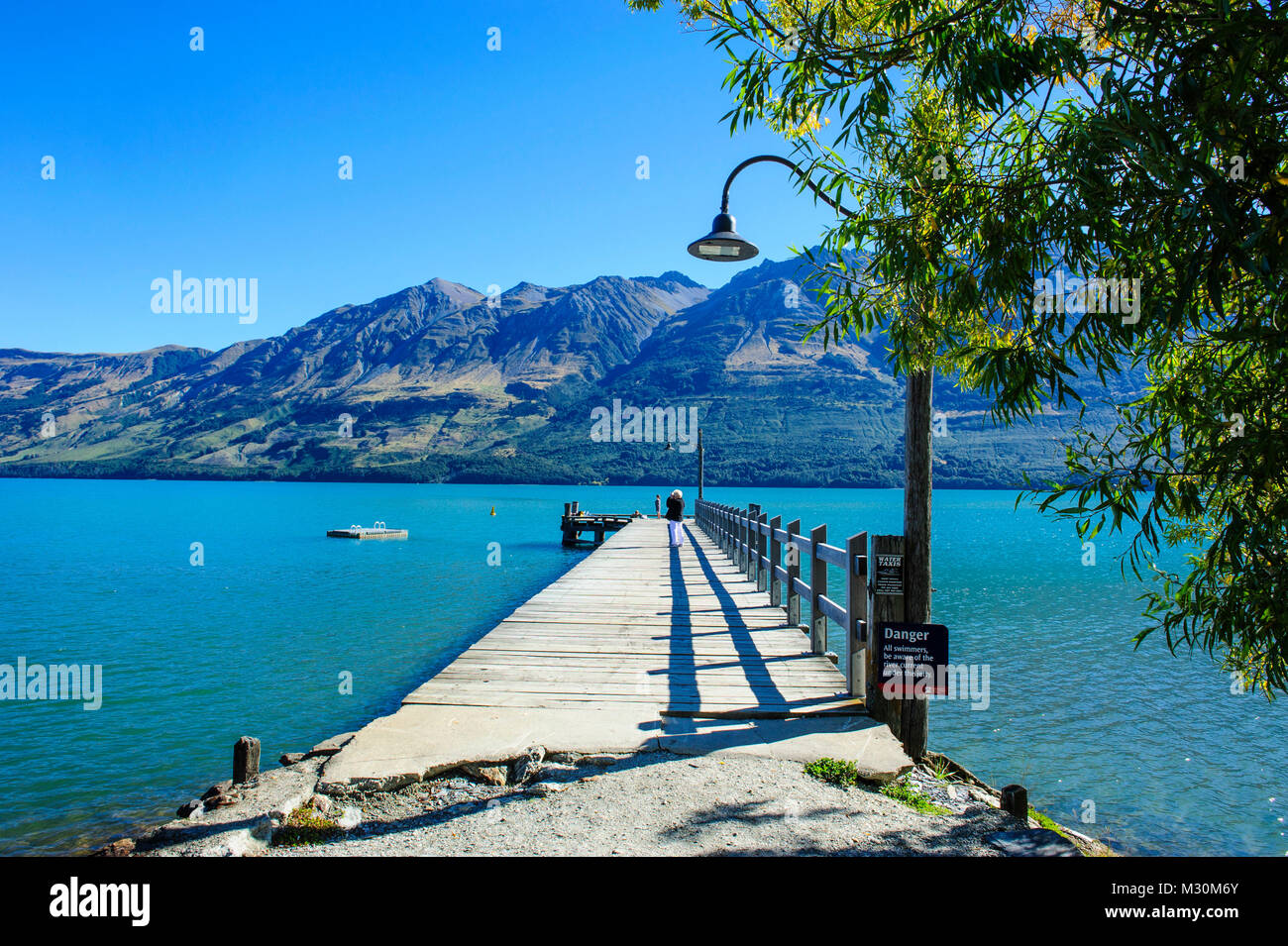 Jetée en bois dans l'eau turquoise du lac de Wakaipu, Glenorchy autour de Queenstown, île du Sud, Nouvelle-Zélande Banque D'Images