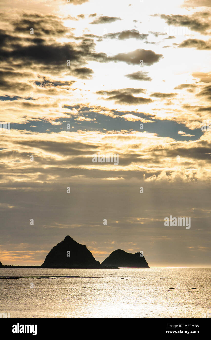 De rétroéclairage d'énormes rochers dans la baie de New Plymouth, le Mont Taranaki, île du Nord, Nouvelle-Zélande Banque D'Images