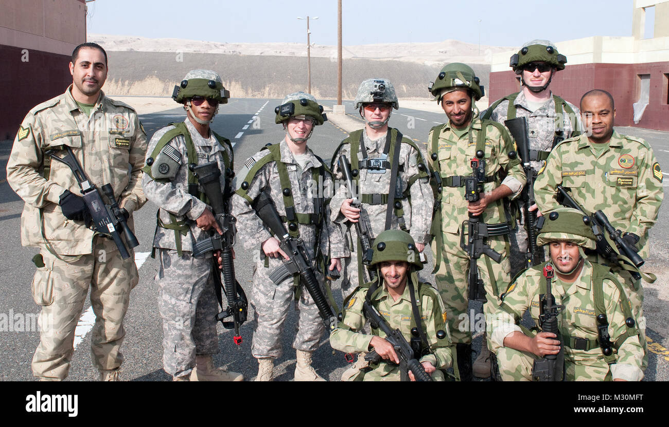Avec le soutien de soldats 316E (commande) expéditionnaire et les soldats de la Garde nationale avec le Koweït a participé à un exercice de partenariat opérations urbaines au Camp Cazma, Koweït, 28 novembre et 29. L'exercice de mettre des équipes de soldats de la Garde nationale du Koweït et 316soldats ainsi que l'objectif de maintenir une sécurité des bâtiments ou voies de l'immeuble. Tous les participants ont utilisé des munitions à blanc et portait un système intégré de prises à parties multiples au laser, leur permettant de savoir si elles touchent une cible ou ont été frappés par un membre de l'équipe adverse. 316e soldat de la Garde nationale et du Koweït Banque D'Images