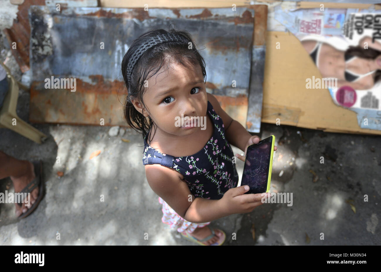 Girl with smartphone à Manille, Manille, l'île de Luzon, Philippines Banque D'Images