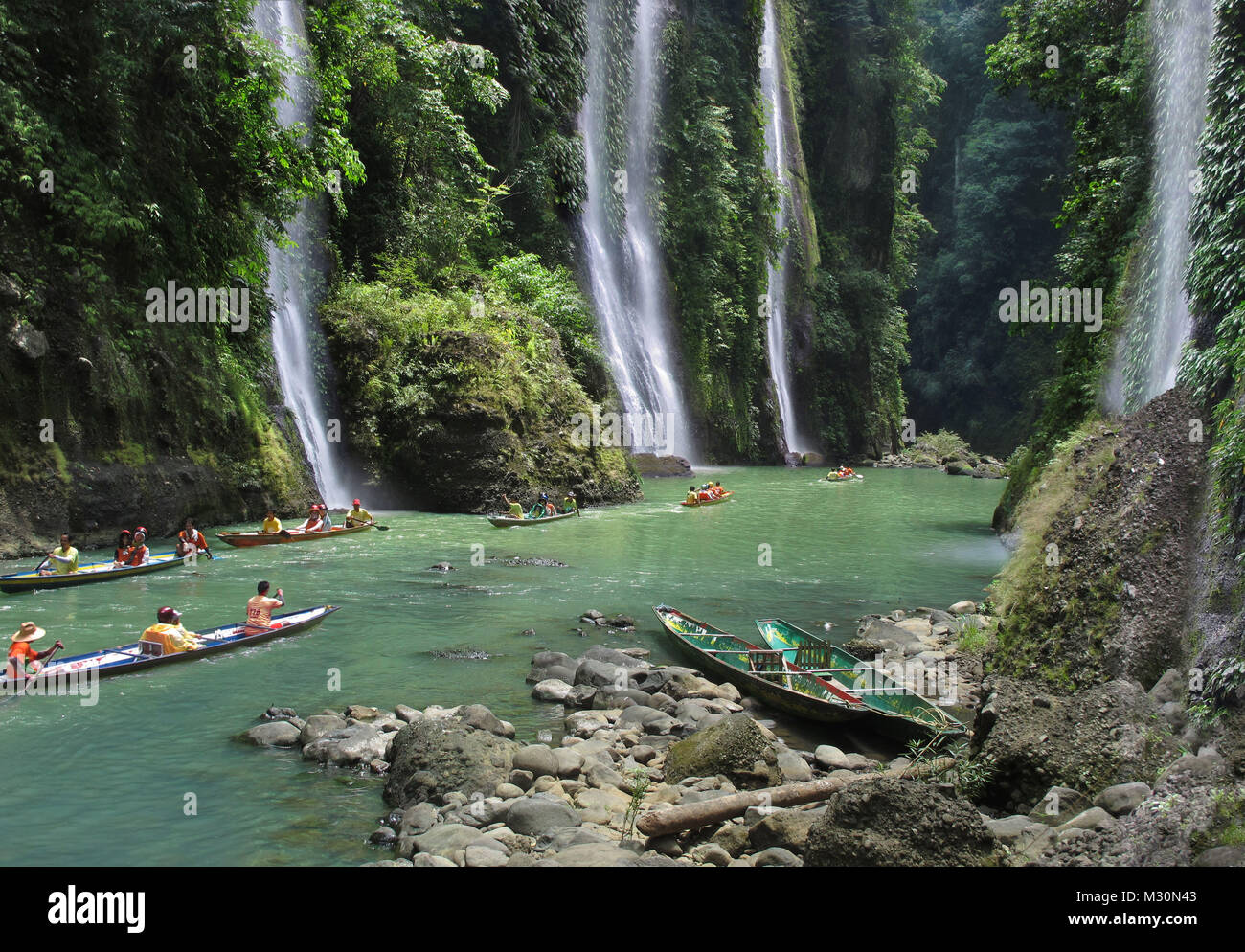 Bateaux dans Laguna avec cascades, l'île de Luzon, Philippines, Asie Banque D'Images