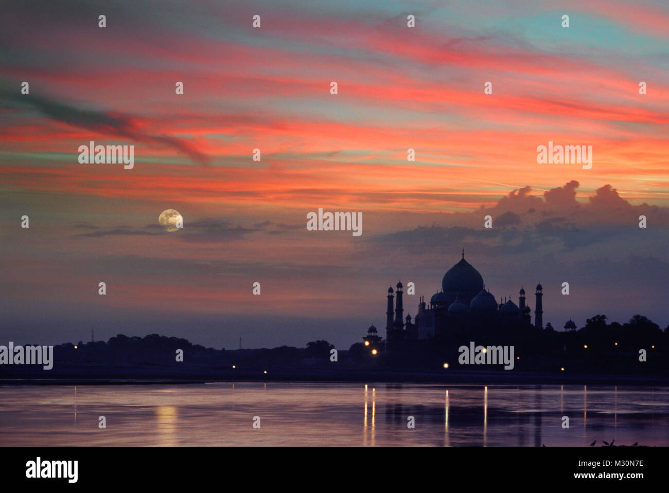 Silhouette de Taj Mahal à Agra, Uttar Pradesh, Inde, Asie Banque D'Images