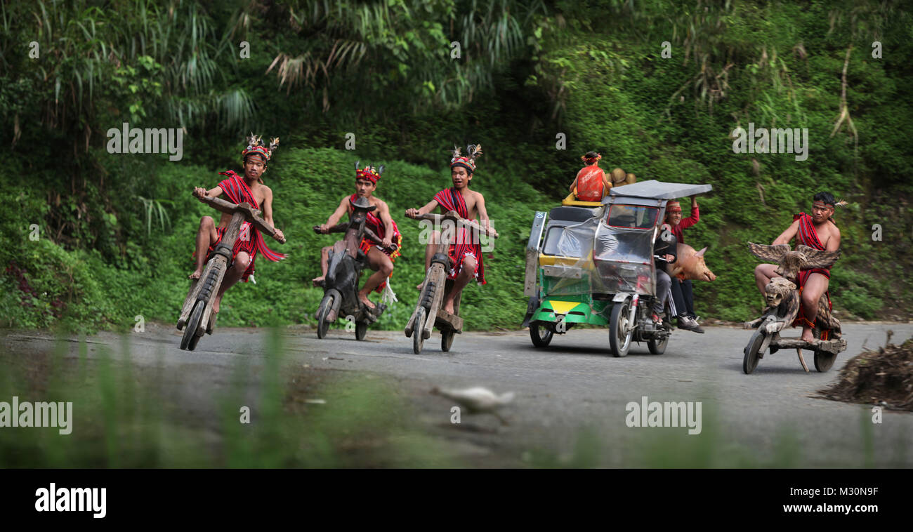 Les garçons avec scooter, scène de rue, Banaue, Ifugao, Philippines, Asie Banque D'Images