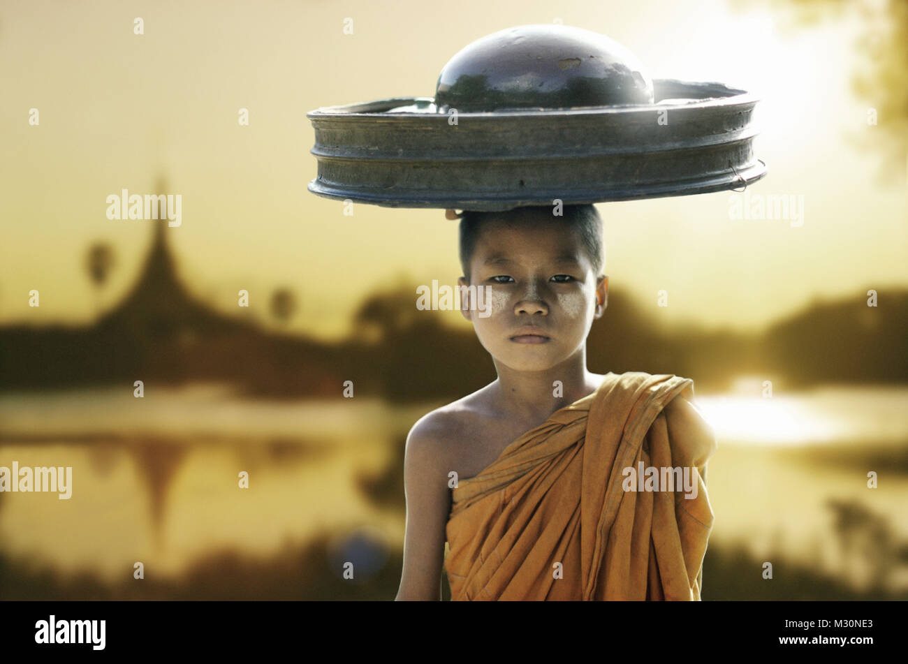 Garçon transporte la charge sur la tête, Yangon, Myanmar, en Asie Banque D'Images