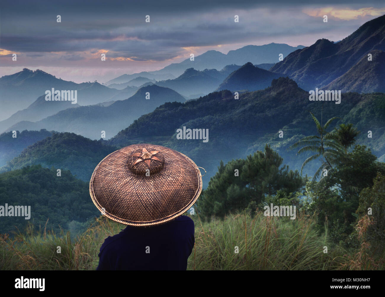 Agriculteur avec coiffe traditionnelle, la Mountain Province, Philippines, Asie Banque D'Images