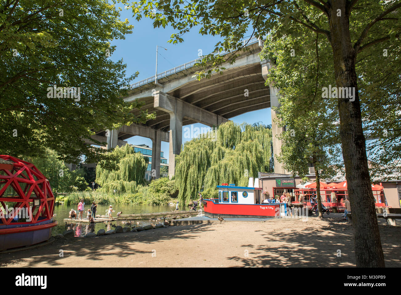 Vancouver, Colombie-Britannique, Canada. Sutcliffe Park à l'extrémité sud de l'île Granville à Granville Street Bridge en arrière-plan. Banque D'Images