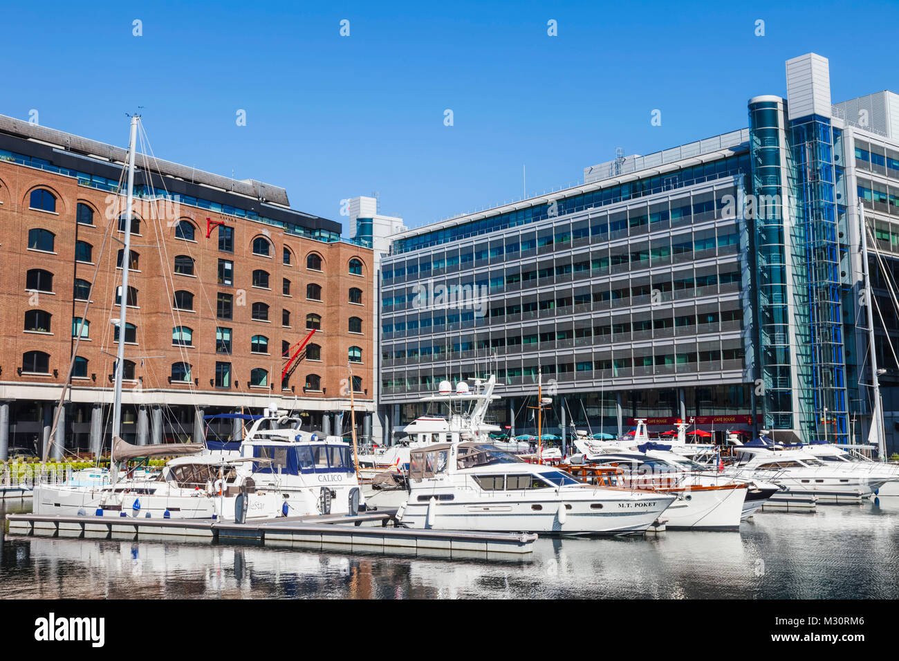 L'Angleterre, Londres, Wapping, St Katharine Docks, International House et le Tower Bridge House Banque D'Images