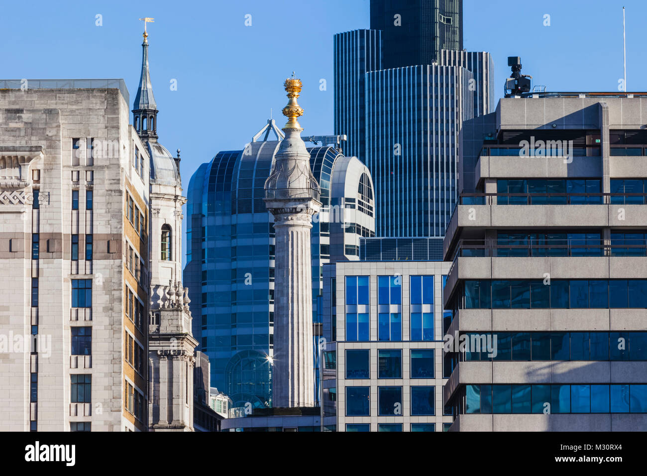 L'Angleterre, Londres, la ville, le Monument de la ville et les édifices à bureaux Banque D'Images