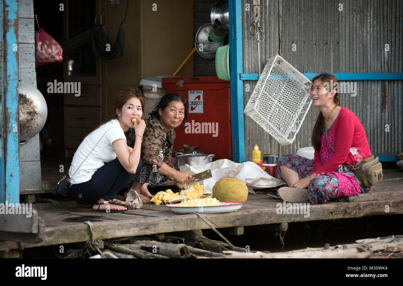 Cambodge, Siem Raep, Angkor, Tonle Sap Lake, maison flottante, femme de couper un fruit Durian Banque D'Images