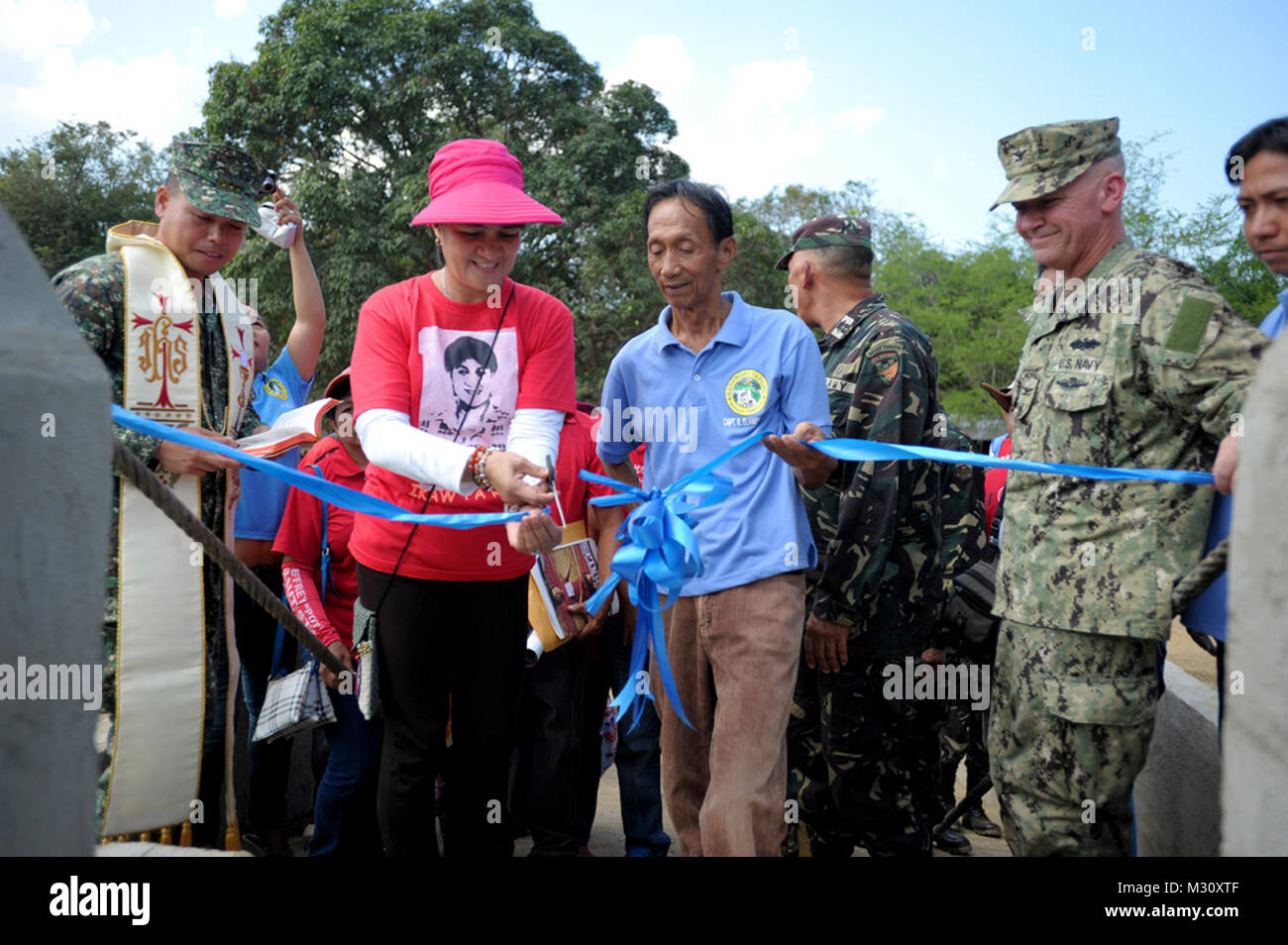 130417-N-VN372-001, ZAMBALES aux Philippines -- (17 avril 2013) de la droite commune civile : Le commandant de la Force opérationnelle des opérations militaires Le Capitaine de vaisseau Rod Moore, Tapuac Elamparo Barangay Captain Rafael et un représentant de la municipalité a coupé le ruban pour ouvrir officiellement le Tapuac passerelle pour le barangay locales le 17 avril. Le projet a été l'un des sept projets d'action civique d'ingénierie (générique) complété par des opérations militaires conjointe civile/Task Force (CJCMOTF) unités au cours de l'exercice Balikatan 2013. Balikatan est un Philippin-annuel exercice bilatéral des États-Unis. L'aide humanitaire et la formation d'un Banque D'Images