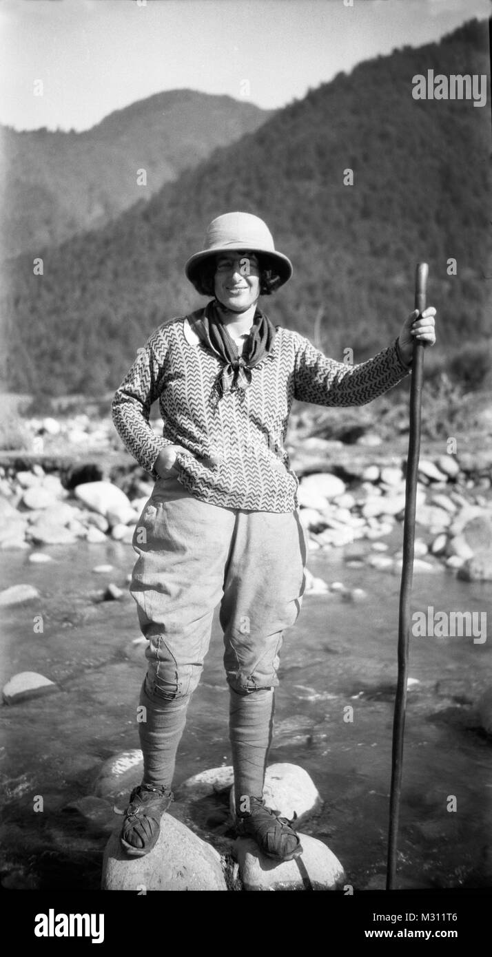 Mme Marjorie Shoosmith , photo prise par son mari Arthur Gordon Shoosmith tandis que le trek , Edwin Lutyens son représentant à New Delhi, où il a travaillé de 1920-1931 Shoosmith sortit pour l'Inde en 1920 pour être Edwin Lutyens' représentant permanent à New Delhi. Lorsque la nouvelle capitale est en hausse, Lutyens et Herbert Baker seulement est sorti pour un couple de mois chaque hiver, alors que le représentant permanent a été sur-le-champ toute l'année, et le travail de Shoosmith était de superviser la construction de la maison du vice-roi Banque D'Images