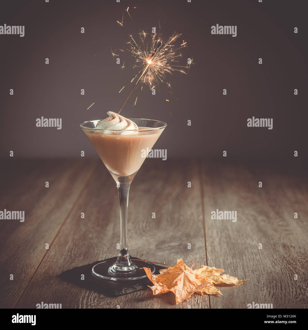 Boisson à la crème irlandaise avec sparkler et les feuilles d'automne - format carré pour instagram Banque D'Images