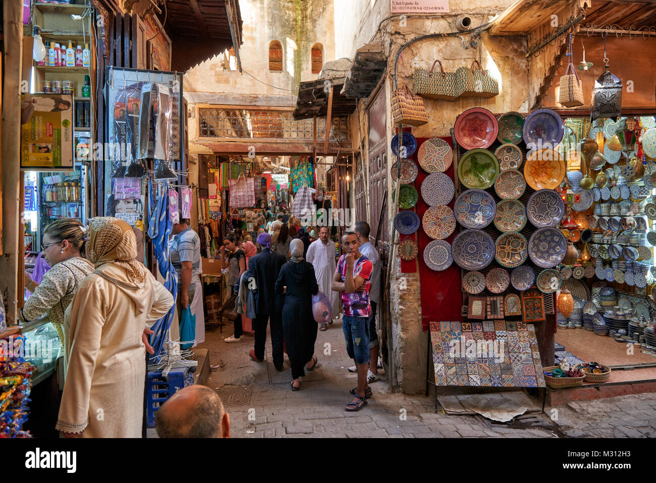 Boutiques dans les rues étroites de la vieille ville (médina) de Fès, Maroc, Afrique Banque D'Images