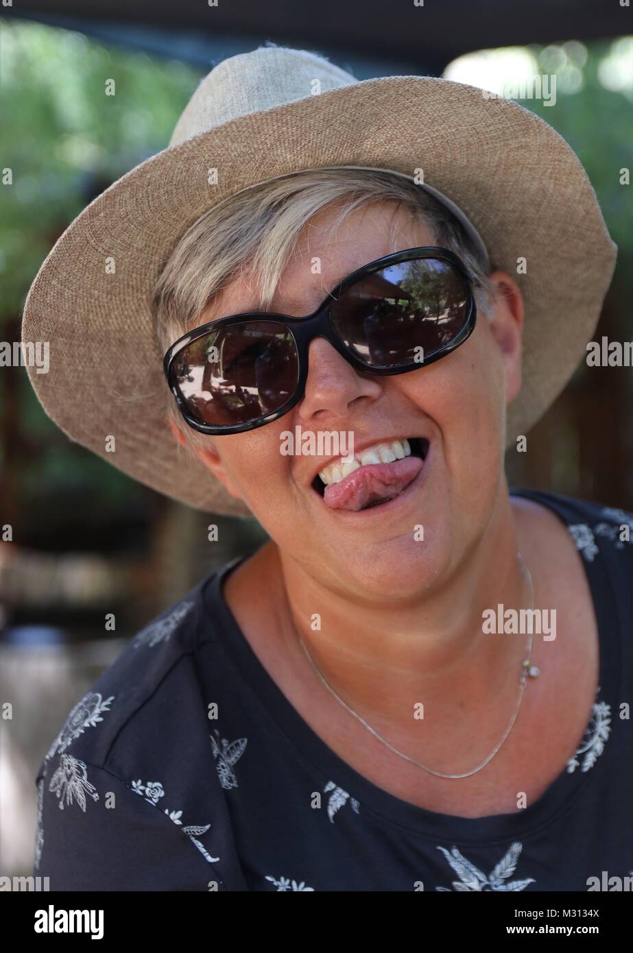 25 JUILLET 2017, CAPPADOCE, TURQUIE: Une dame anglaise touriste portant un chapeau lors de la visite de Cappadoce en Turquie, 25 juillet 2017 Banque D'Images