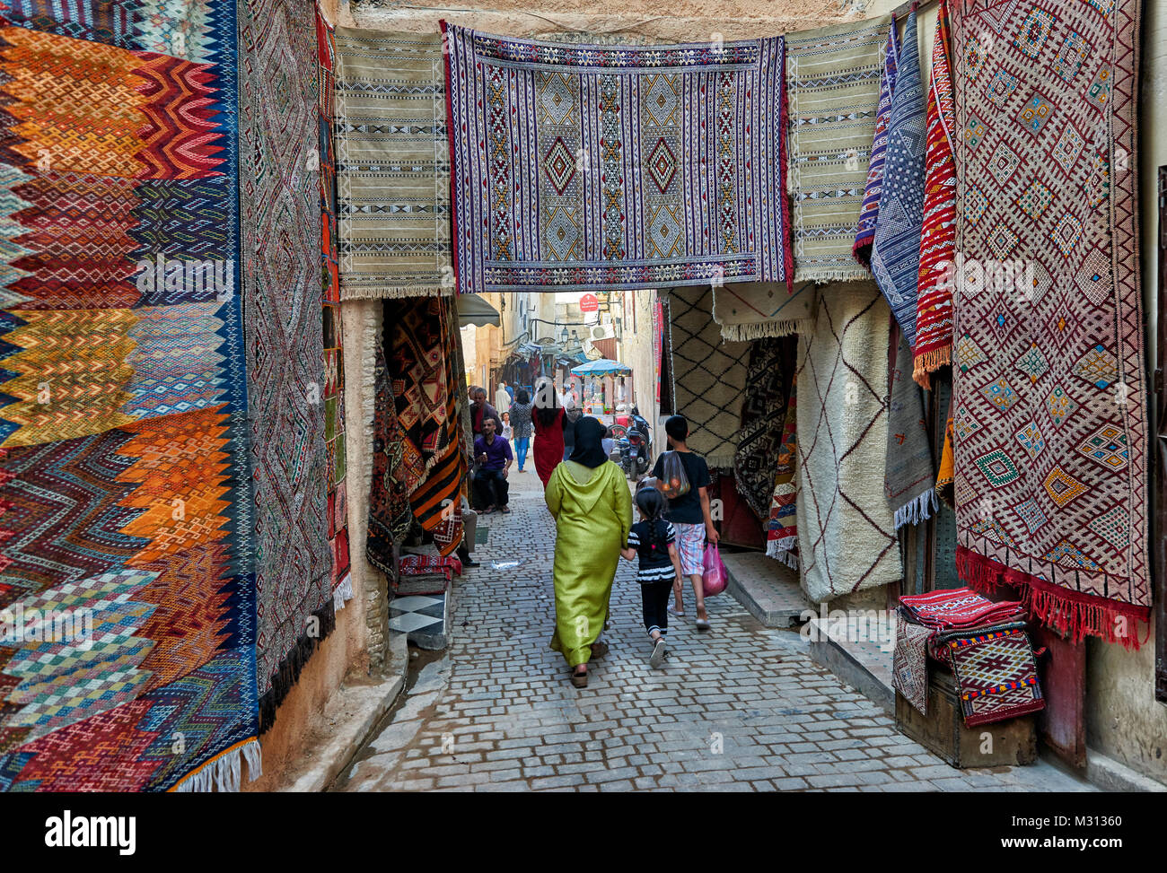 Boutiques dans les rues étroites de la vieille ville (médina) de Fès, Maroc, Afrique Banque D'Images