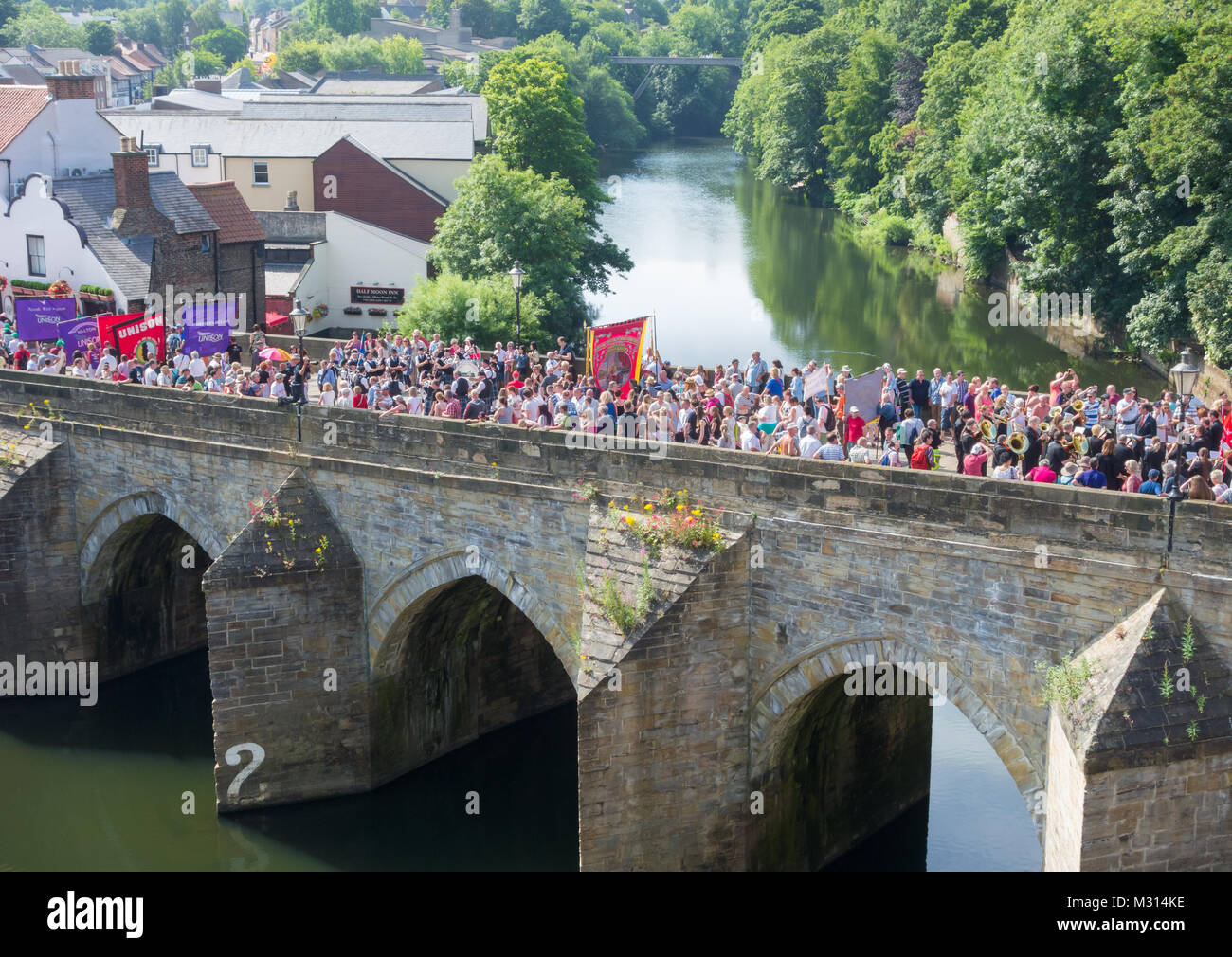 Défilé Gala mineurs de Durham Bridge crossing Elvet à Durham. UK Banque D'Images