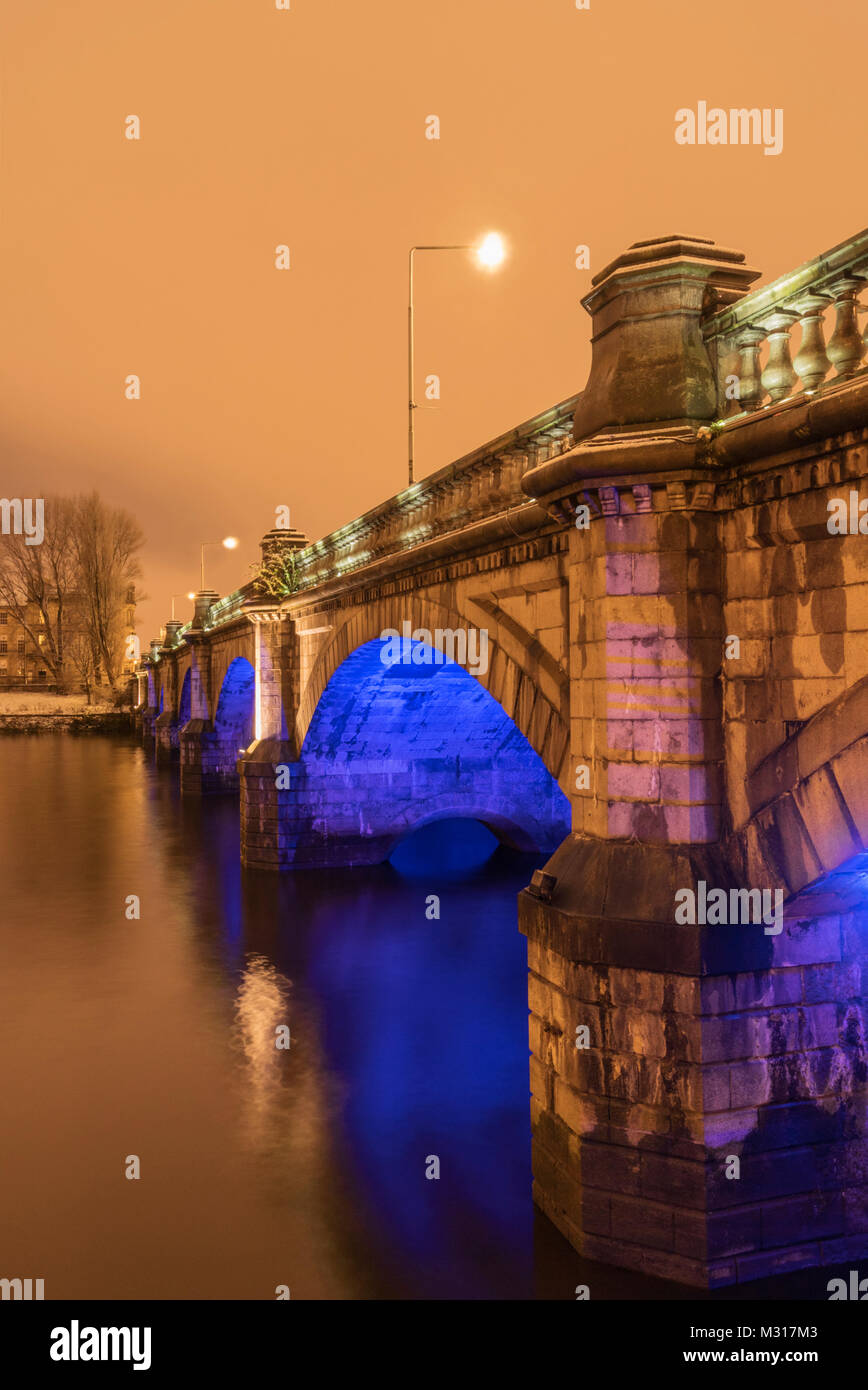 Pont De Glasgow avec éclairage LED bleu en fonction d'un centre-ville déserté après de fortes chutes de neige, Glasgow, Ecosse, Royaume-Uni. Banque D'Images