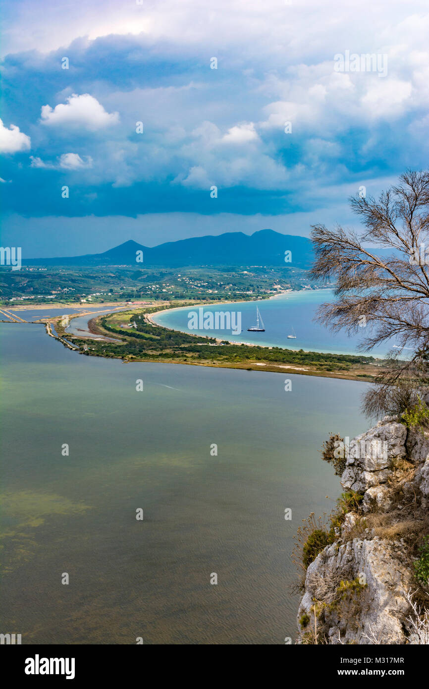 Avis de Divari Beach et la Divari Lagoon dans le Péloponnèse de la Grèce, de l'ancien château de Palaiokastro (Navarin). Banque D'Images