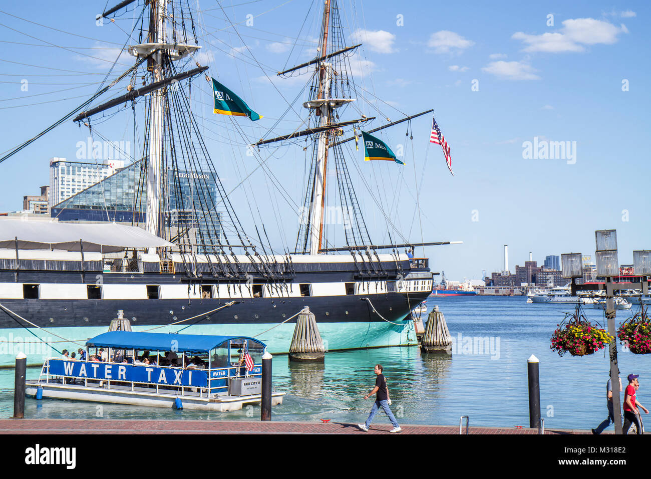 Baltimore Maryland,Inner Harbor,port,Patapsco River,port,front de mer,promenade,Harbourplace,attraction,bateau-taxi,USS Constellation,navire,MD1007 Banque D'Images